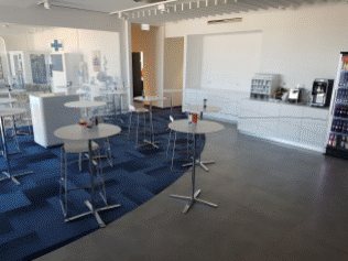 Bistrobereich mit Stehtischen