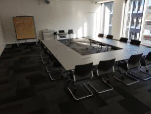 Großer Konferenzraum mit U-förmiger Tischordnung