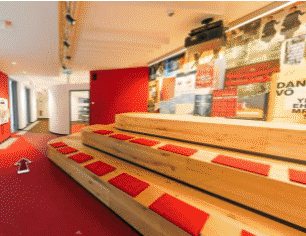 Kreativraum mit Sitzstufen aus Holz