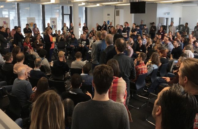 Voll besetzter Plenumsraum bei der Eröffnung der Agile Cologne